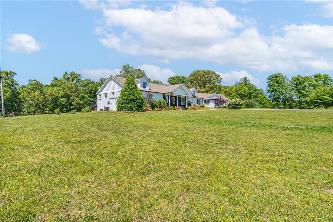 Farm Ranch in Scottsville, Kentucky, United States 2 - 18494869