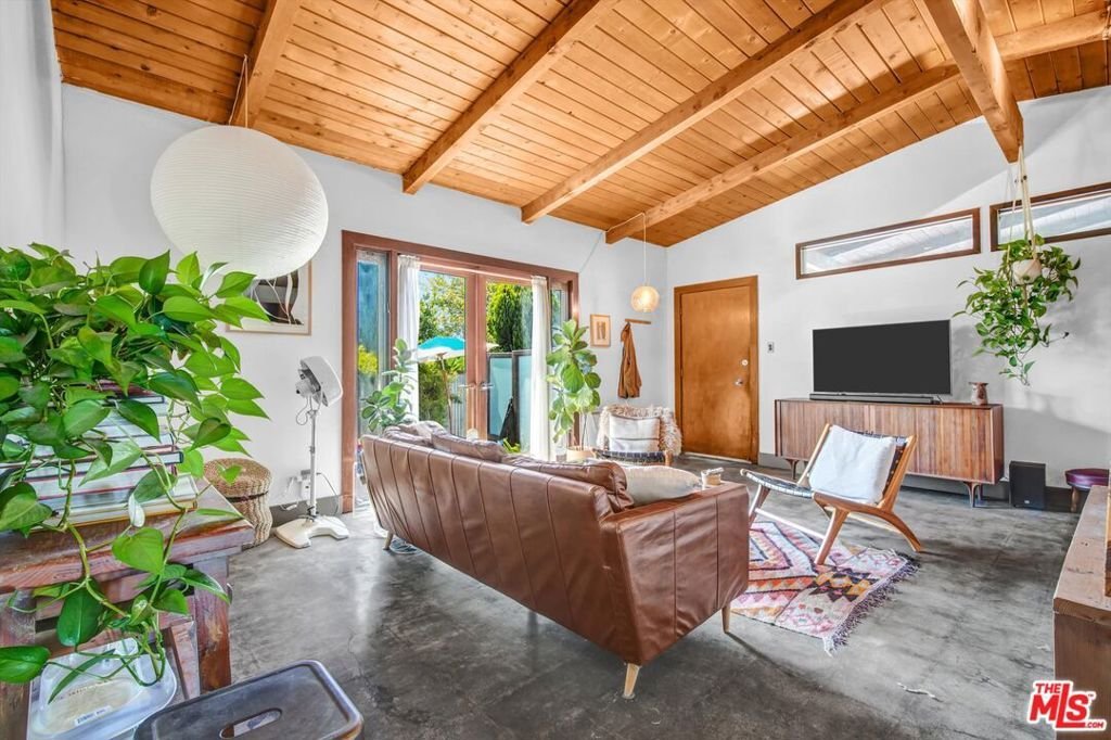 Los Angeles, California, United States 3 - 18494418