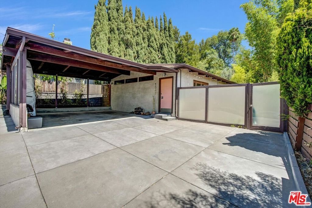 Los Angeles, California, United States 2 - 18494418