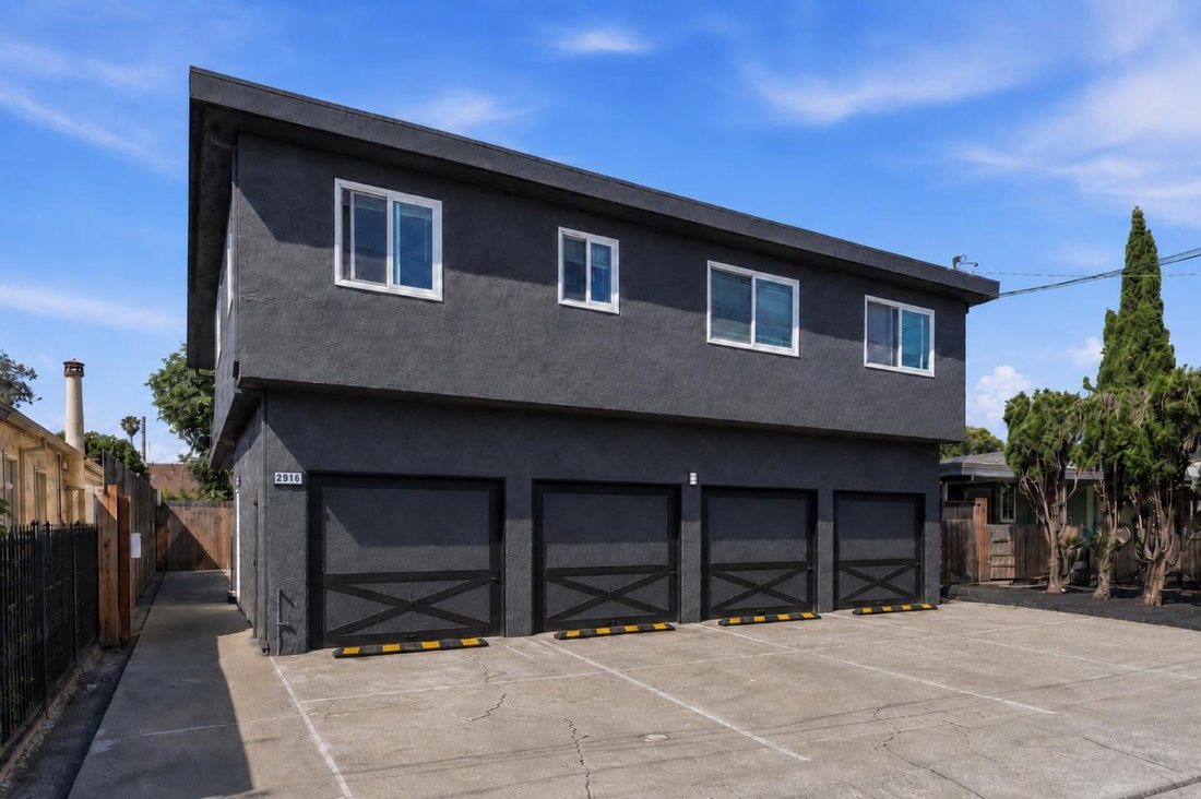 Redwood City, California, United States 2 - 18493199