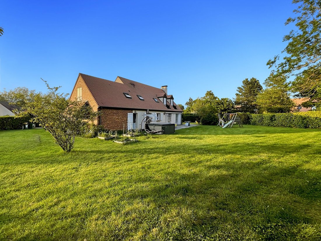 Villa in Montfort-l'Amaury, Ile-de-France, France 1 - 18495653