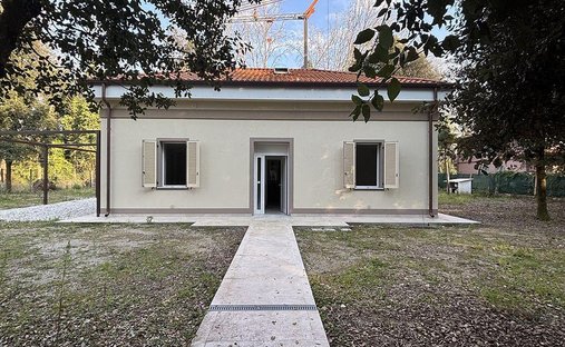 House in Ronchi, Massa, Italy 1