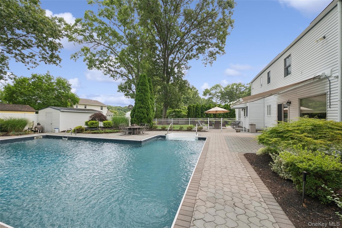 House in Centereach, New York, United States 3 - 18495030
