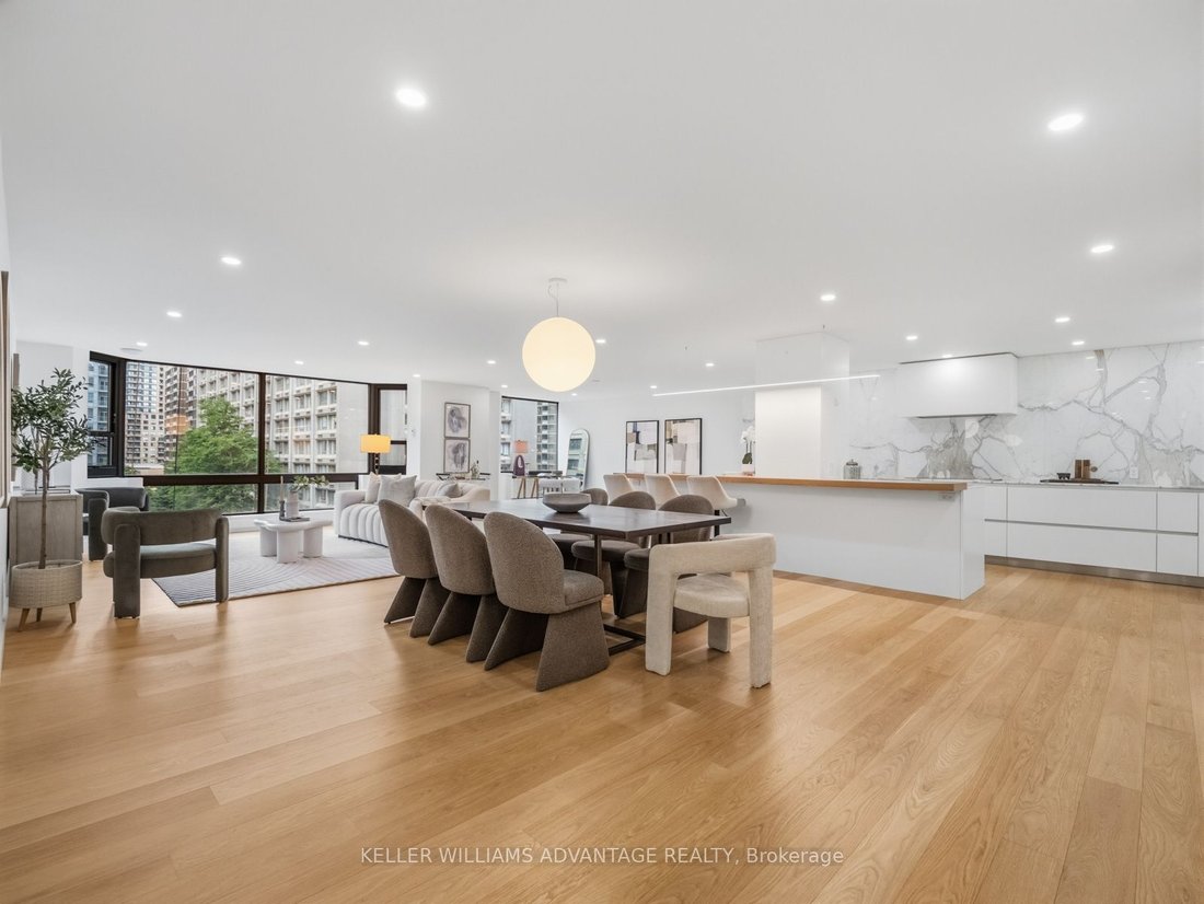Condo in Toronto, Ontario, Canada 1 - 18494823