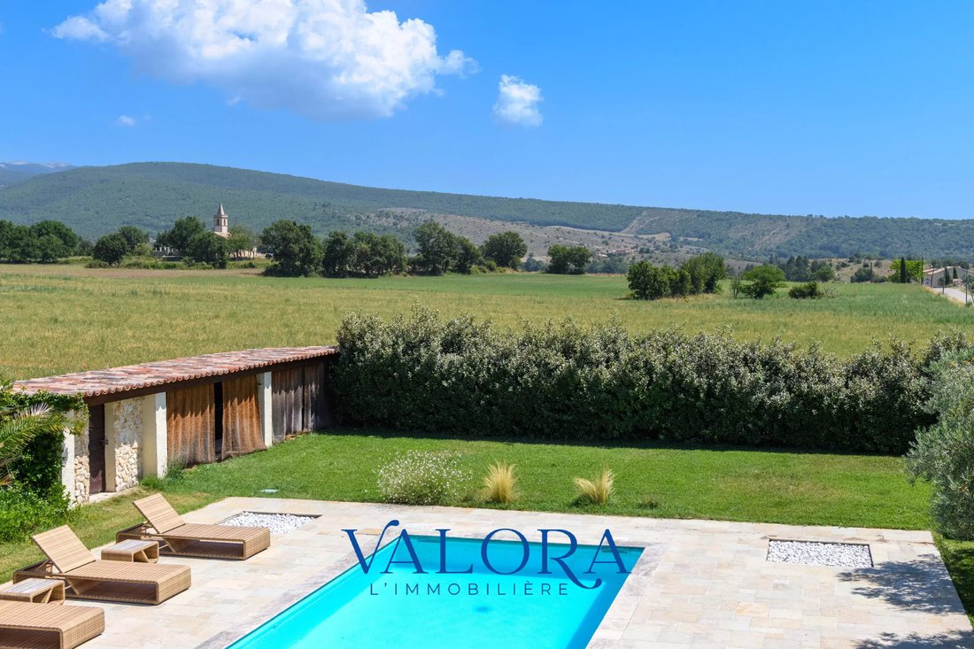 Estate in Forcalquier, Provence-Alpes-Côte d'Azur, France 2 - 18394902
