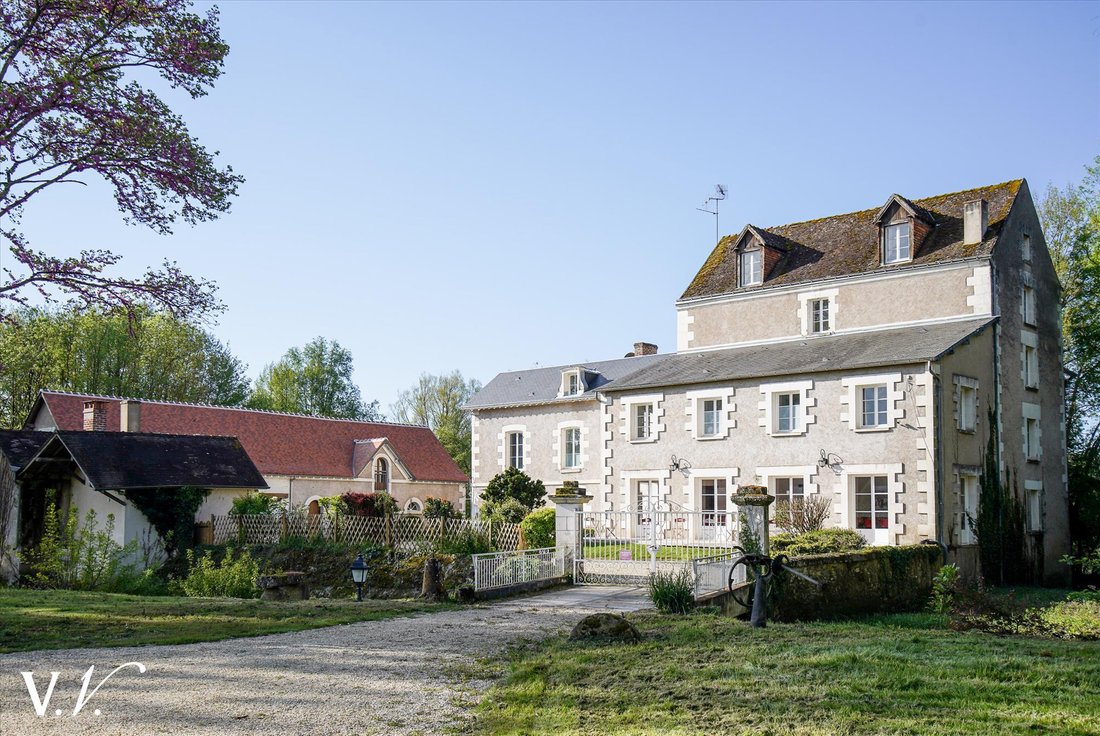 Estate in Reignac-sur-Indre, Centre-Val de Loire, France 2 - 18493792