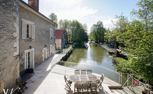Estate in Reignac-sur-Indre, Centre-Val de Loire, France 1