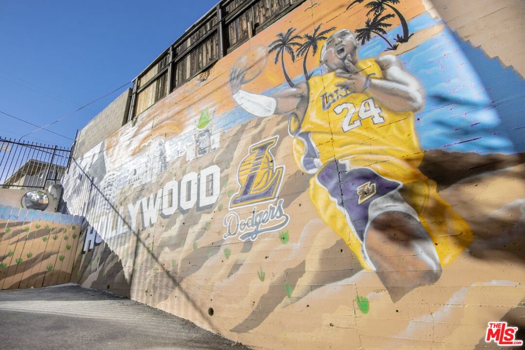 Los Angeles, California, United States 3 - 18494432