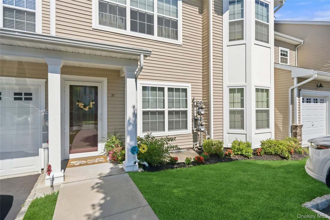 Condo in East Patchogue, New York, United States 2 - 18495008