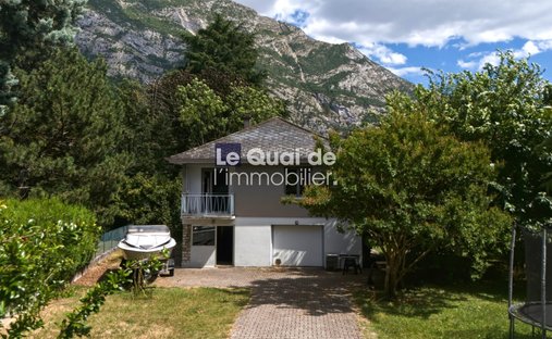 House in Barnave-Saint Robert, Saint-Egreve, France 1