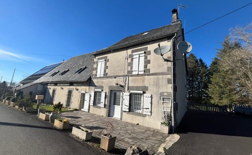 House in Saint-Sauves-d'Auvergne, Auvergne-Rhône-Alpes, France 1