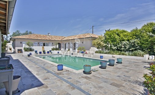 House in Centre, Parempuyre, France 1