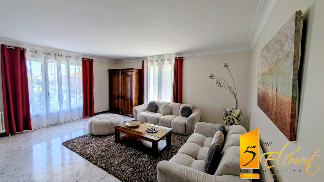 House in Decines-Charpieu, Auvergne-Rhône-Alpes, France 2 - 18496134