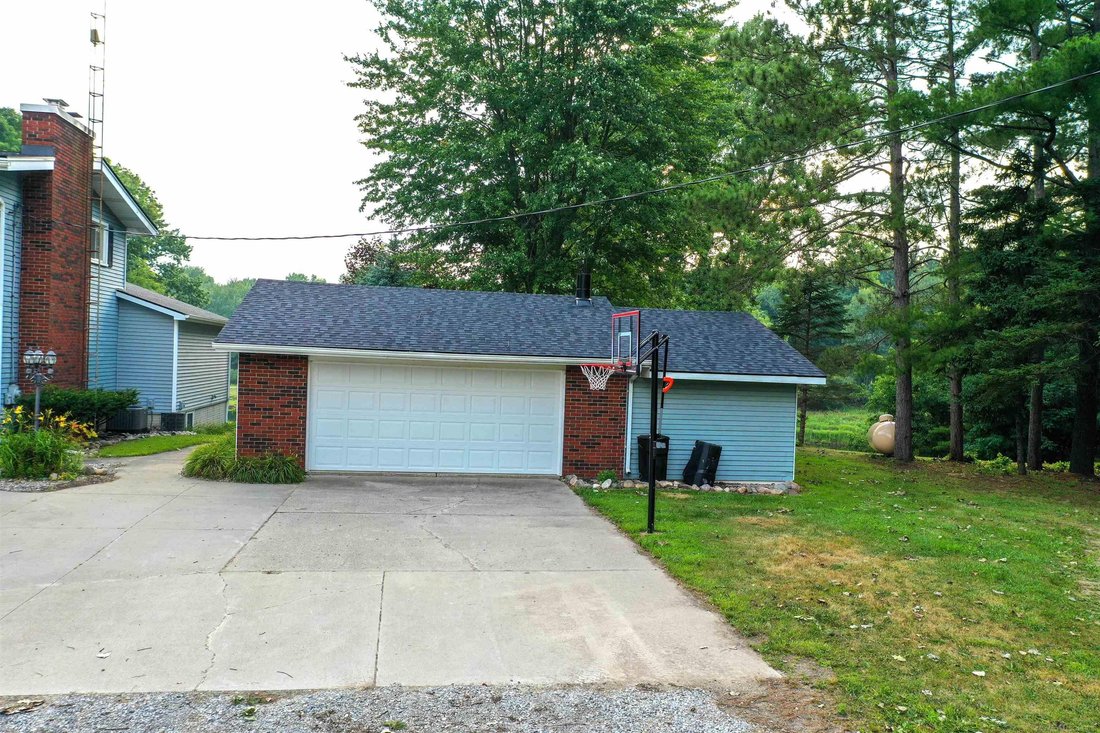 House in Yale, Michigan, United States 5 - 18496559
