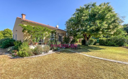 House in Zone Rurale Sud, Carpentras, France 1
