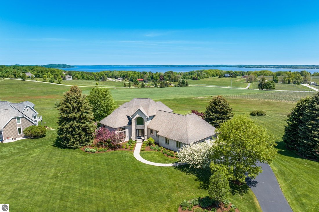 House in Traverse City, Michigan, United States 1 - 18495952