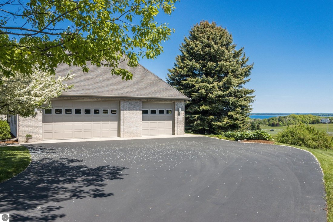 House in Traverse City, Michigan, United States 5 - 18495952