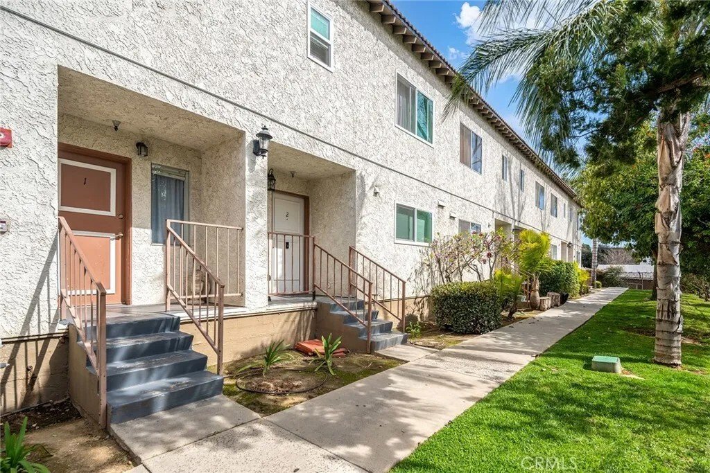 Altadena, California, United States 3 - 18497061