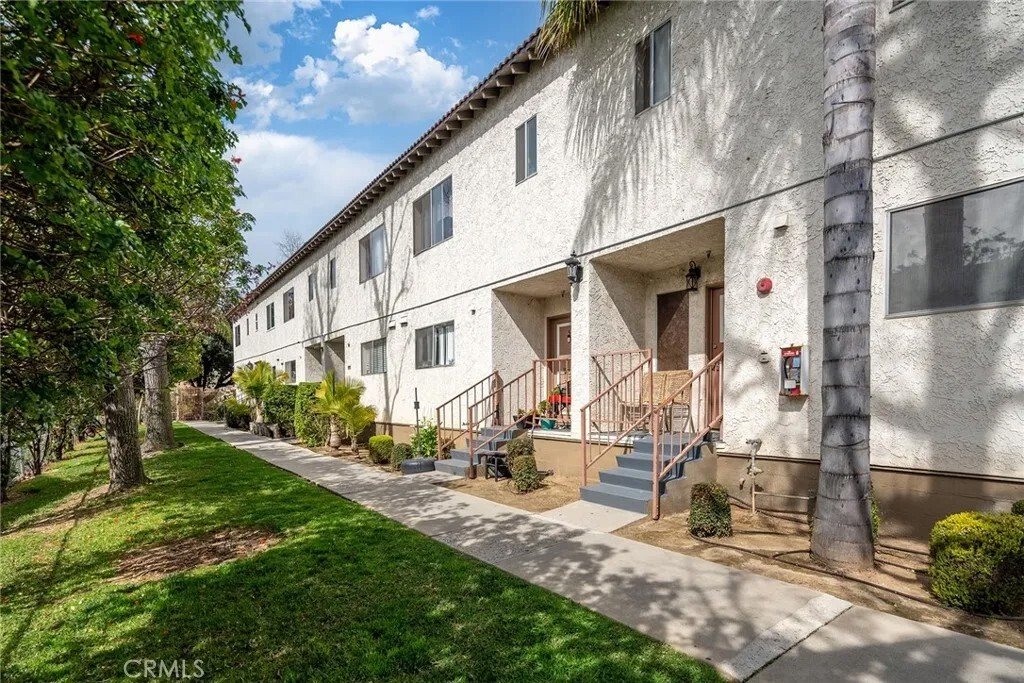 Altadena, California, United States 4 - 18497061