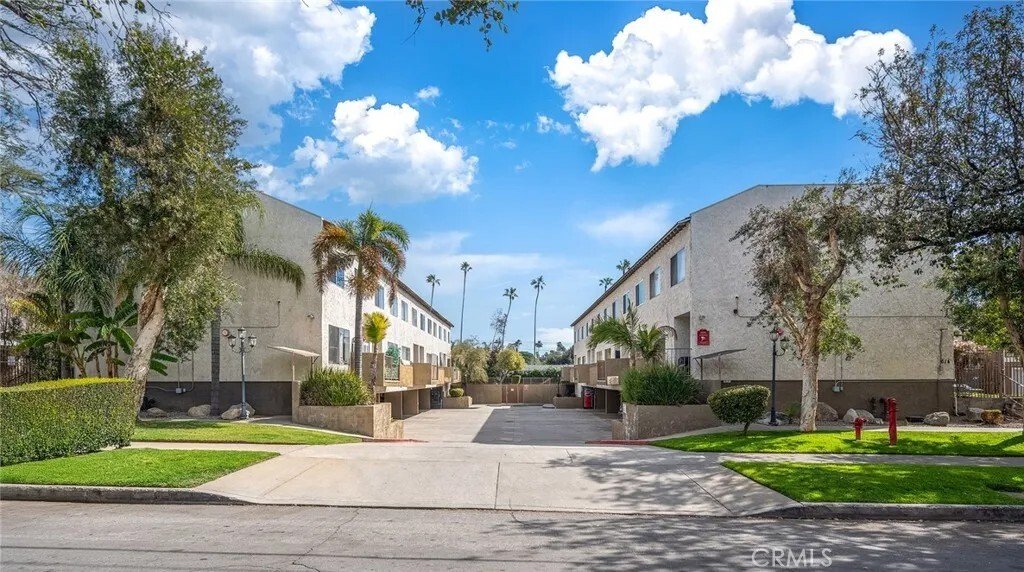 Altadena, California, United States 1 - 18497061