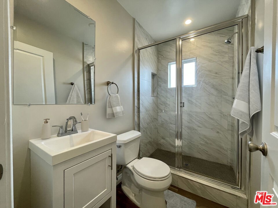 Los Angeles, California, United States 3 - 18497327