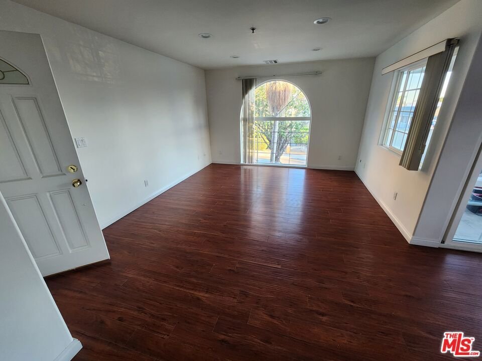 Burbank, California, United States 4 - 18497322