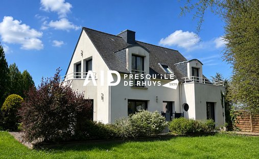 House in Le Tour-du-Parc, Brittany, France 1