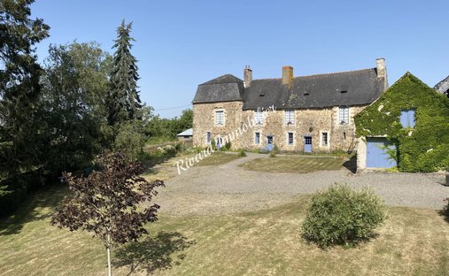 House in Sainte-Suzanne-et-Chammes, Pays de la Loire, France 1