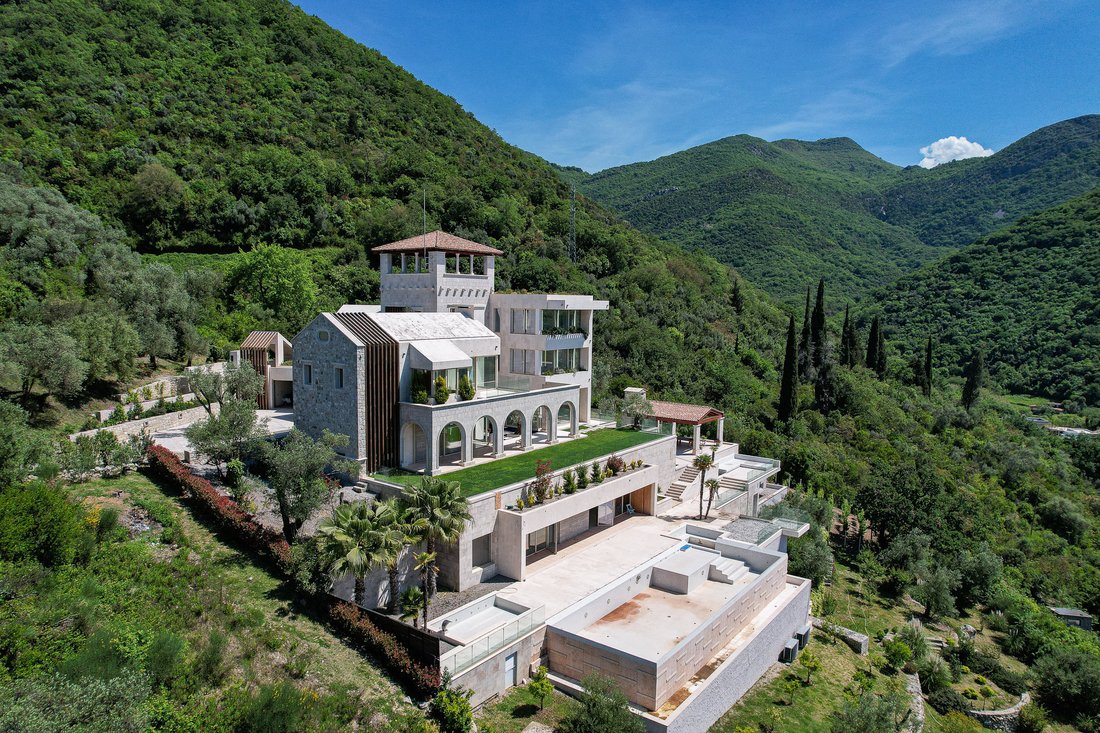 Villa in Tivat, Tivat Municipality, Montenegro 1 - 18237281