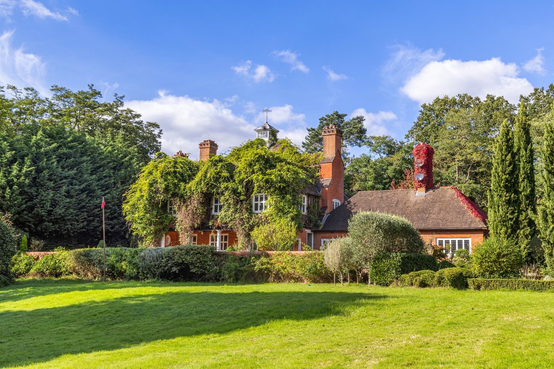 House in Whiteley Village, Elmbridge, England 3 - 18497796
