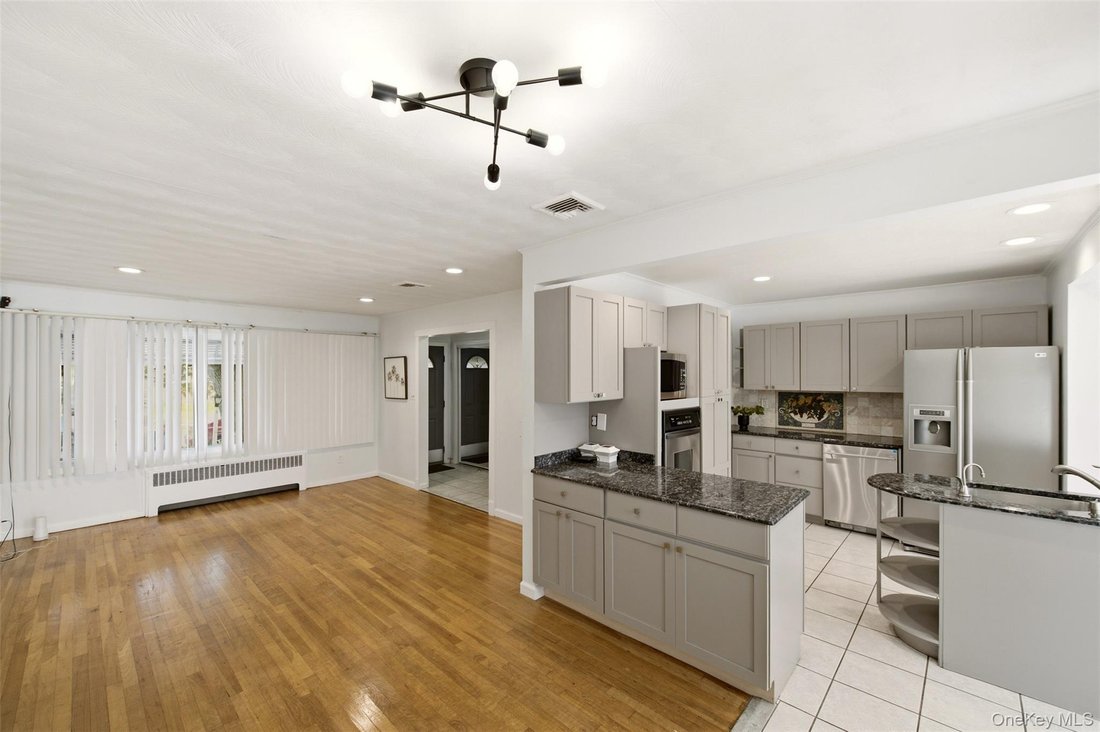 House in East Meadow, New York, United States 3 - 18497710