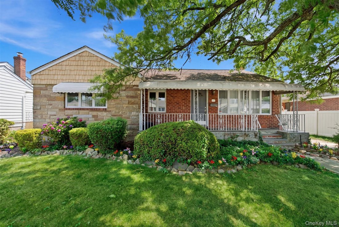 House in East Meadow, New York, United States 2 - 18497710