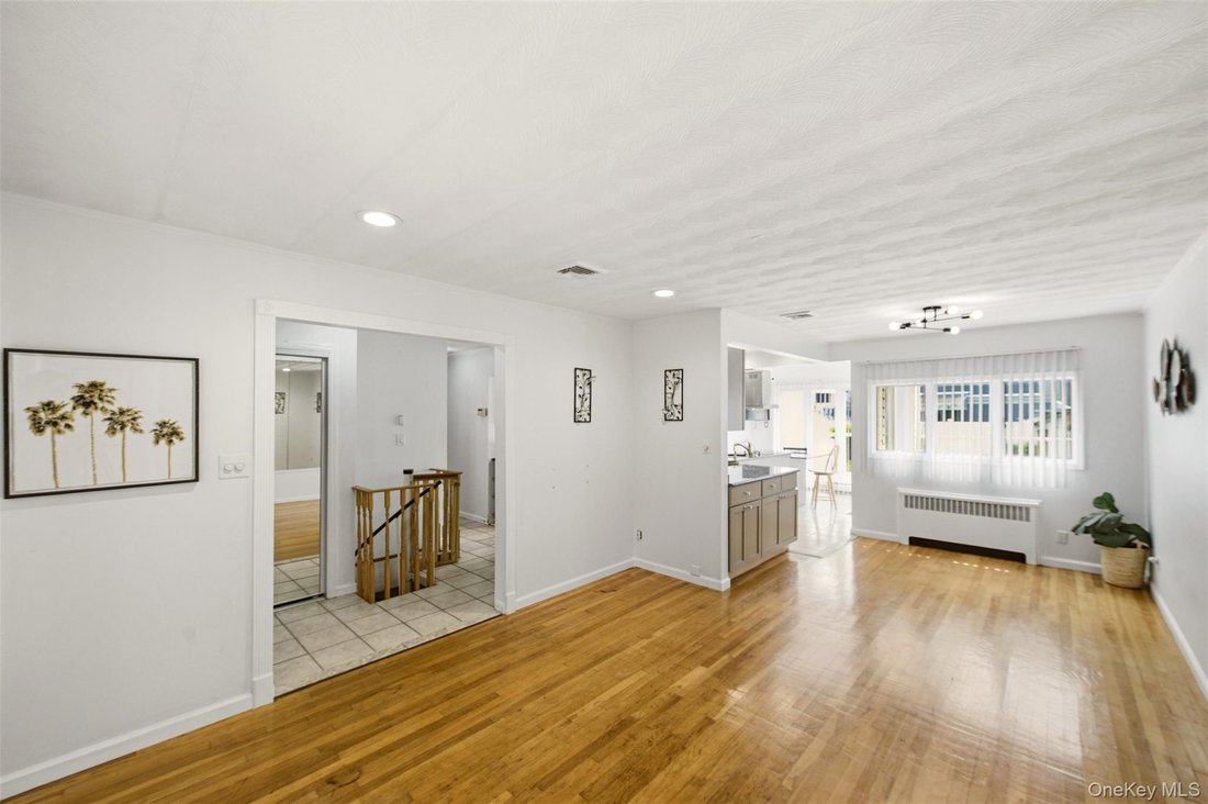 House in East Meadow, New York, United States 1 - 18497710