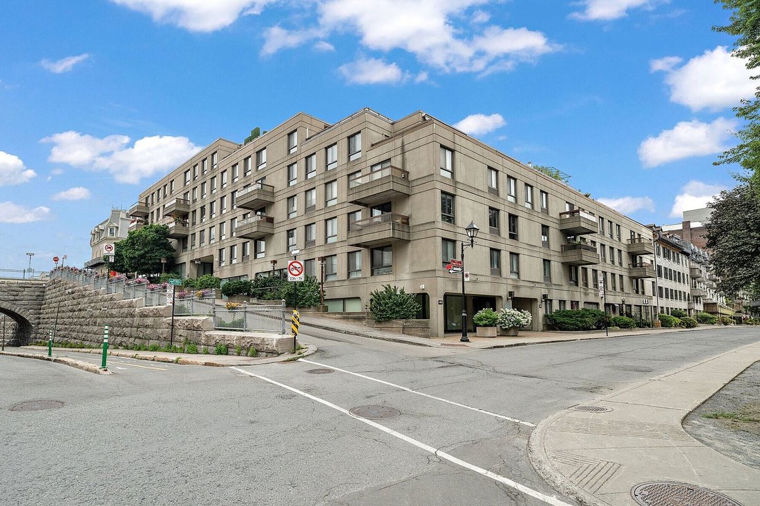 Condo in Montreal, Quebec, Canada 1 - 18498152