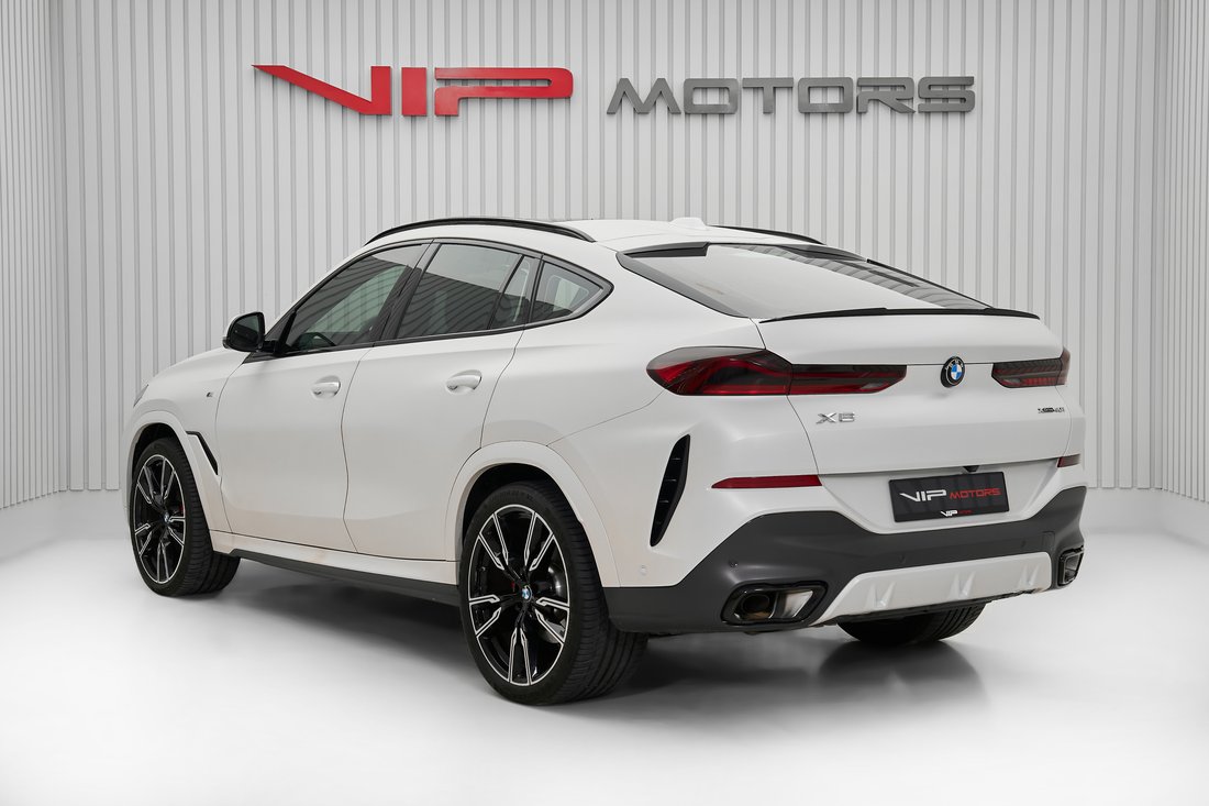 Suv in Dubai, United Arab Emirates 4 - 18498453