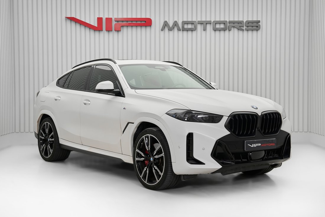 Suv in Dubai, United Arab Emirates 1 - 18498453