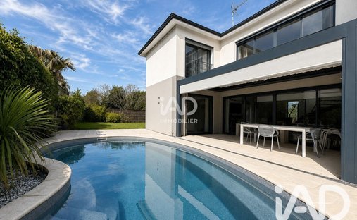 House in Saint-Medard-en-Jalles, Nouvelle-Aquitaine, France 1