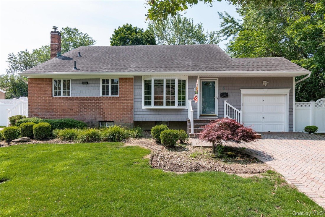 House in Plainview, New York, United States 1 - 18498535