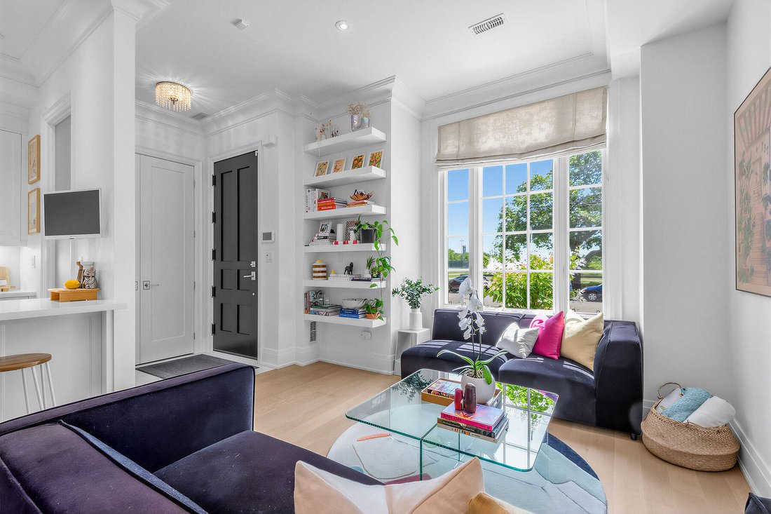 Condo in Toronto, Ontario, Canada 3 - 18498295