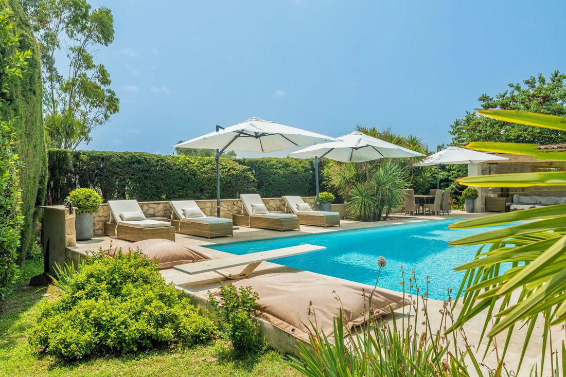Villa in Nord, Roquefort-les-Pins, France 2 - 18498254