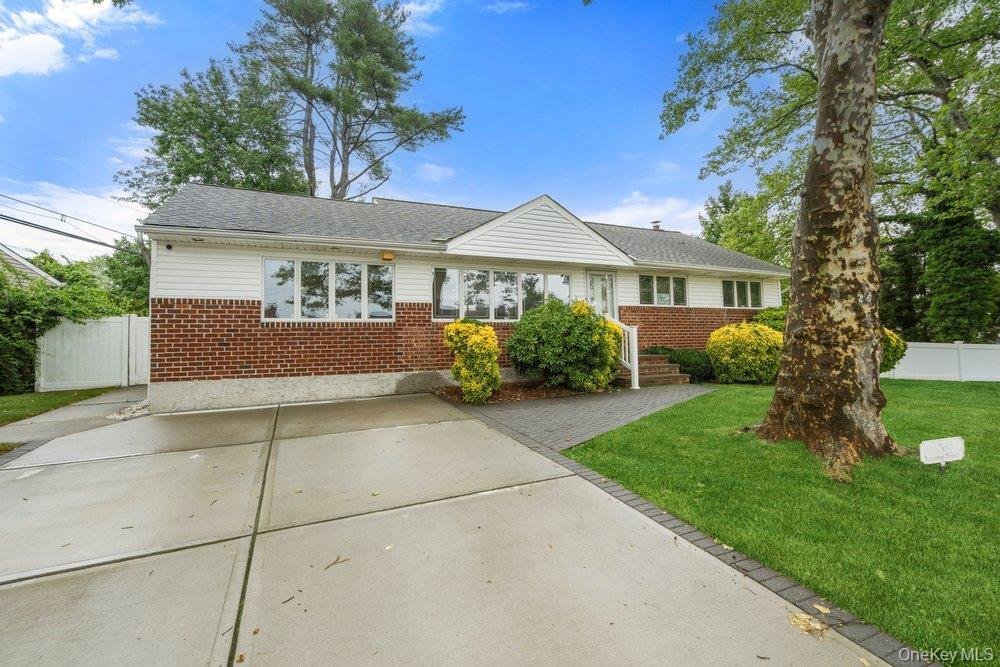 House in Old Bethpage, New York, United States 2 - 18498506