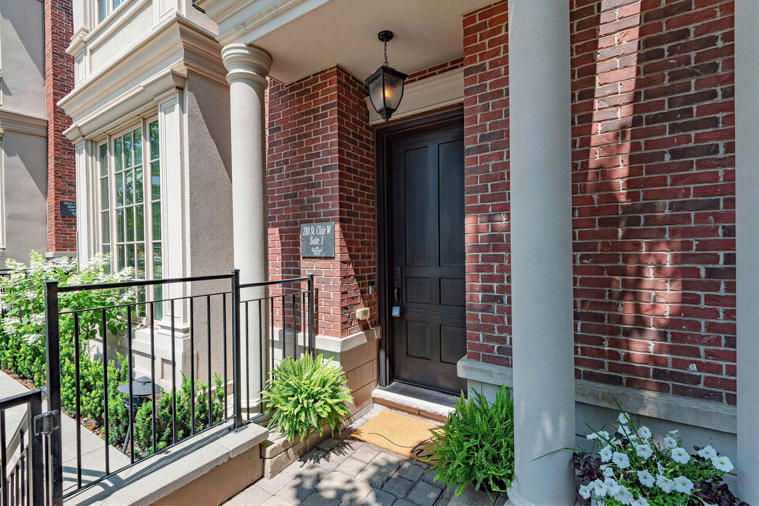 Condo in Toronto, Ontario, Canada 2 - 18498295