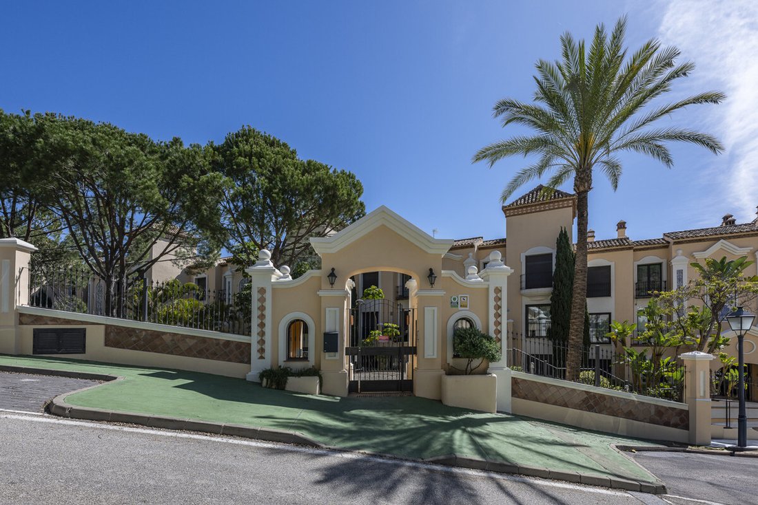 Apartment in La Quinta, Benahavis, Andalusia 1 - 18498316