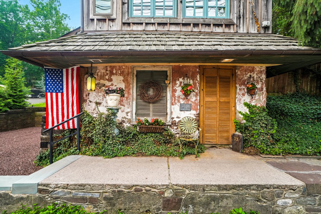 Solebury, Pennsylvania, United States 4 - 18498492