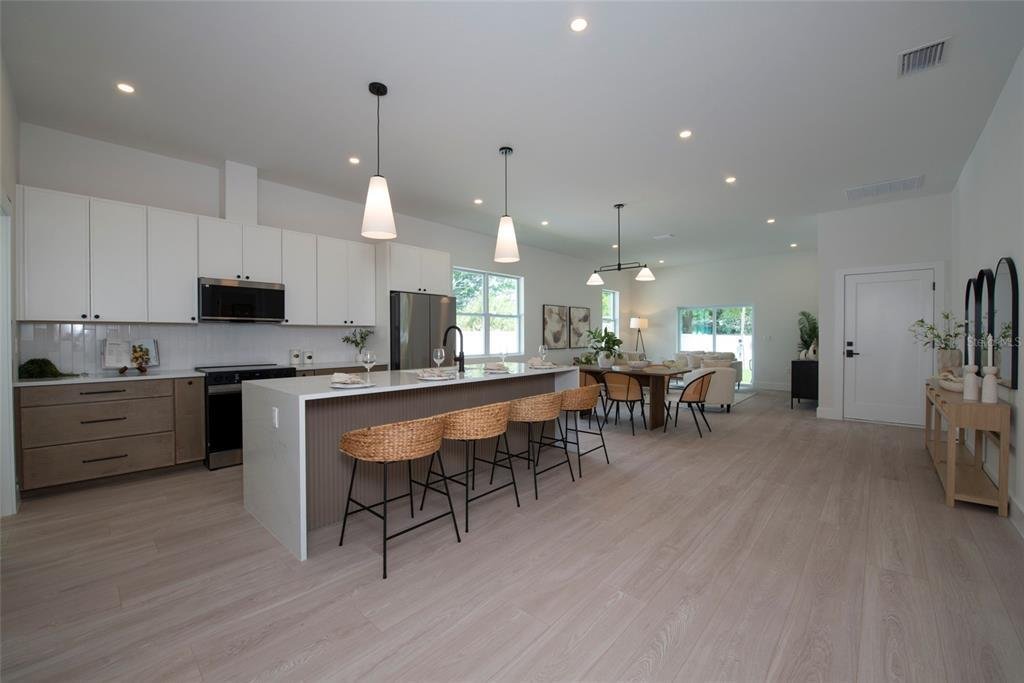 St. Petersburg, Florida, United States 5 - 18498672