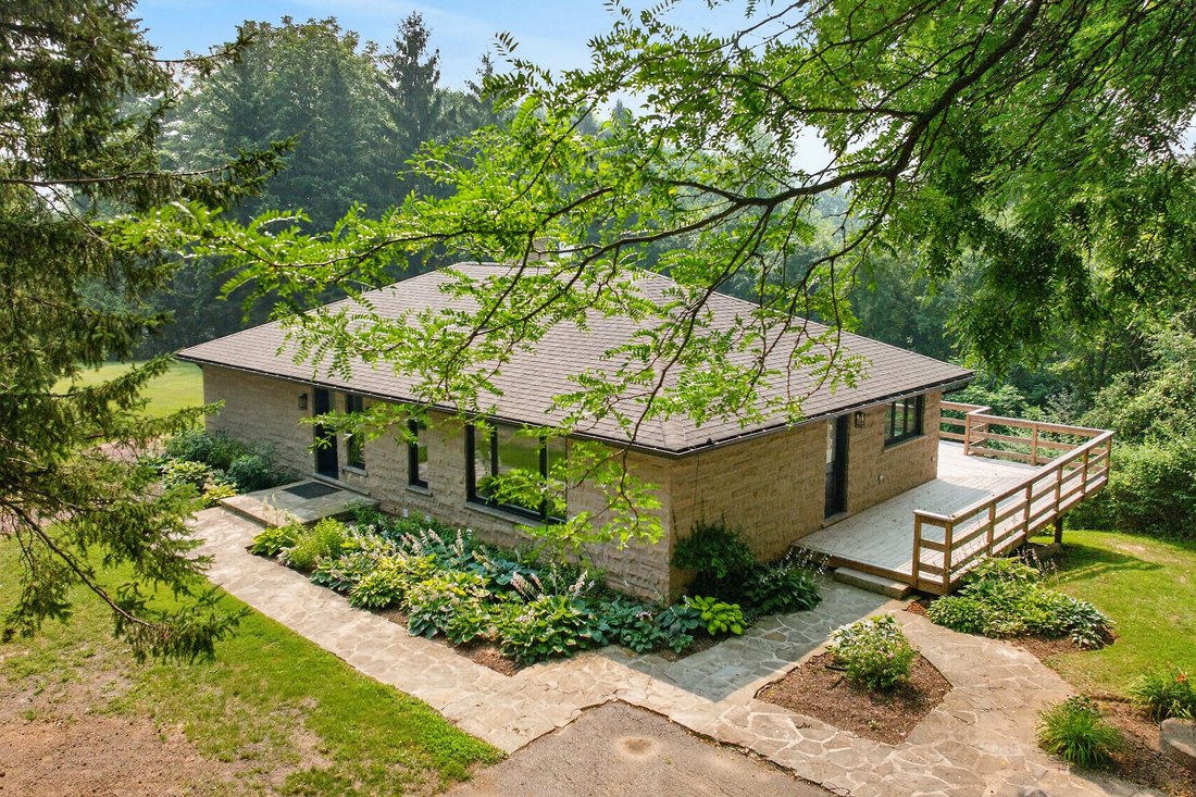 Estate in Hamilton, Ontario, Canada 1 - 18499851