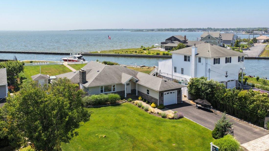 House in Center Moriches, New York, United States 2 - 18396828