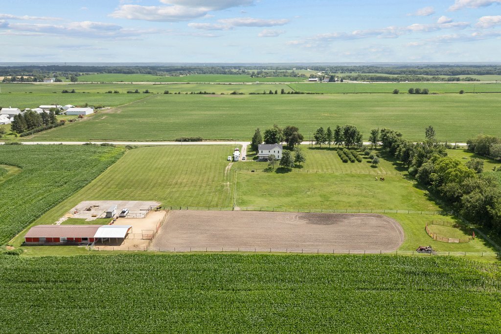 House in Blue Grass, Iowa, United States 4 - 18499440