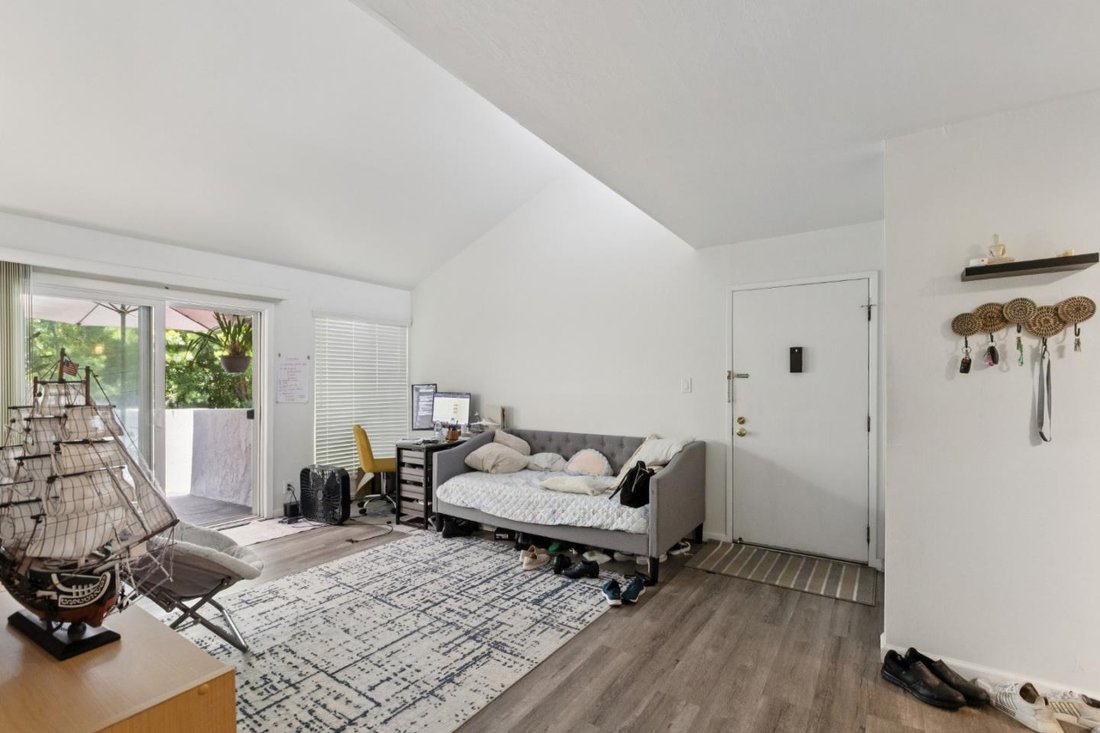 Redwood City, California, United States 5 - 18499034
