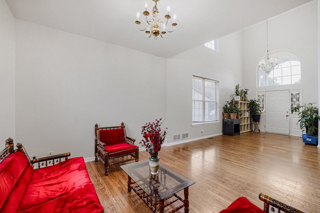 House in Streamwood, Illinois, United States 4 - 18499455